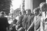 Nadbiskup podjeljuje sakrament potvrde na trgu ispred prvostolnice u Zagrebu 1942.